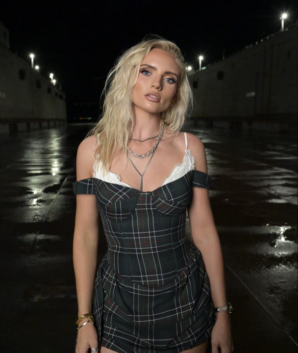 Livvy Lauren - Lovers 2 Strangers - Press Shot